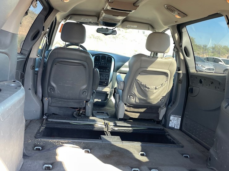 2005-chrysler-town-&-country-image-107