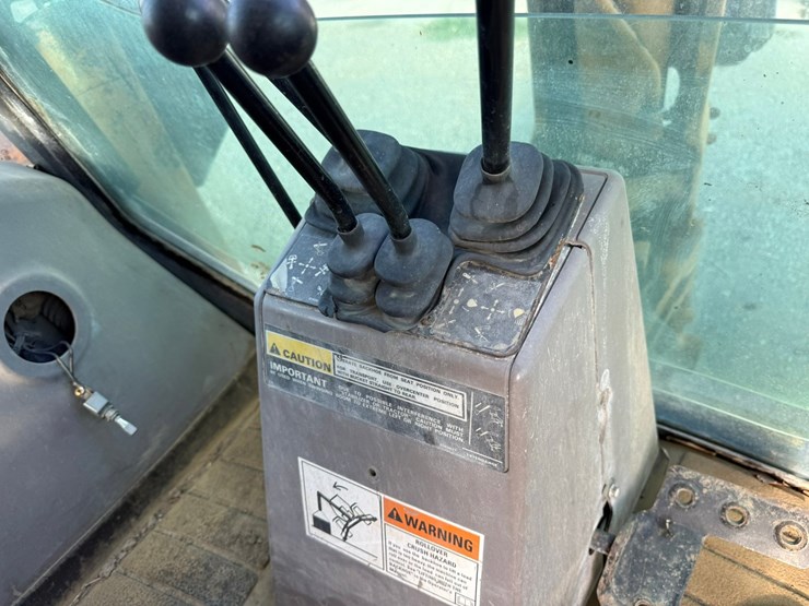 2001-case-580m-image-58