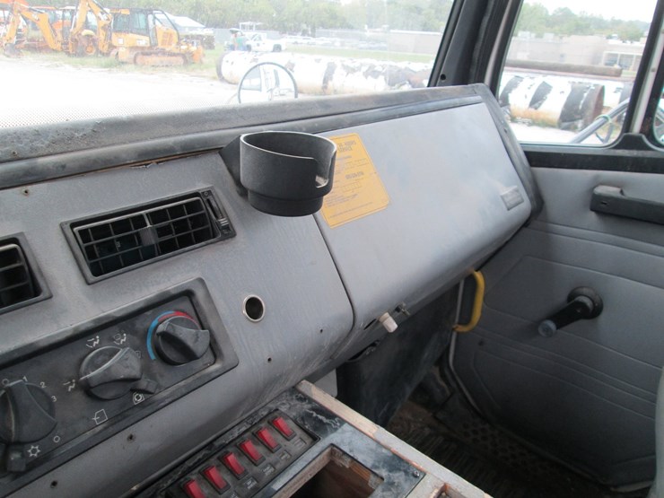 1998-freightliner-fl80-image-33