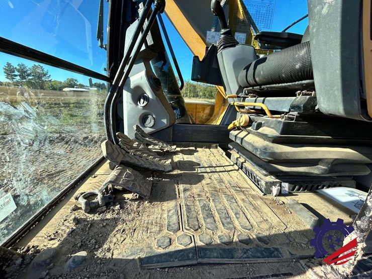 2018-caterpillar-320-image-82
