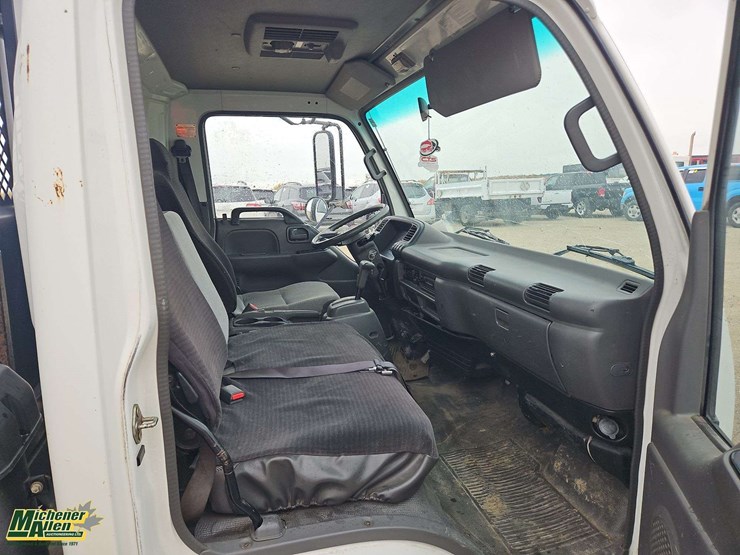 2005-gmc-w5500-image-16