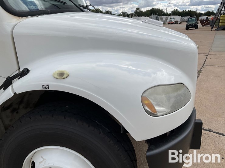 2010-freightliner-m2-106-image-15