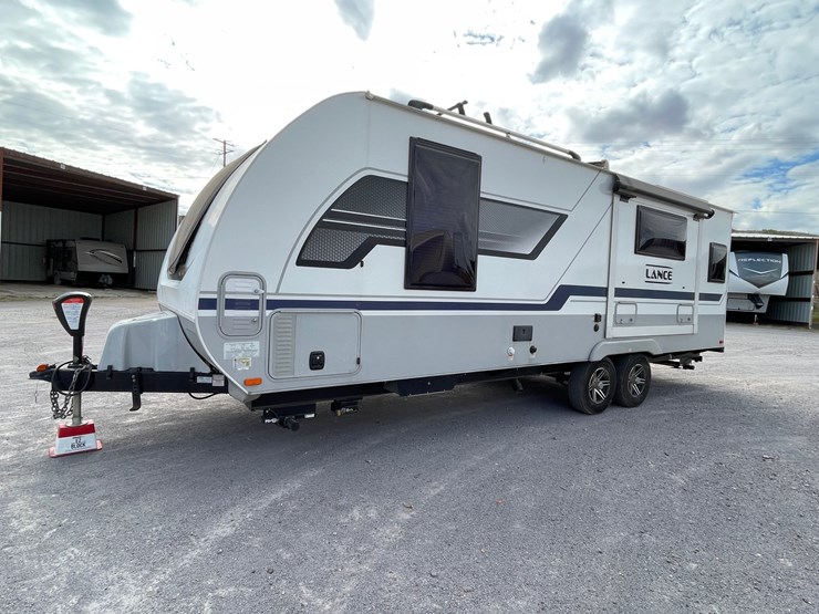 #2824-•-2022-lance-travel-trailer,-(has-new-mexico-title)-image-137