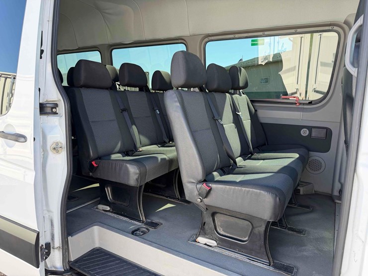 2010-freightliner-passenger-van-image-7