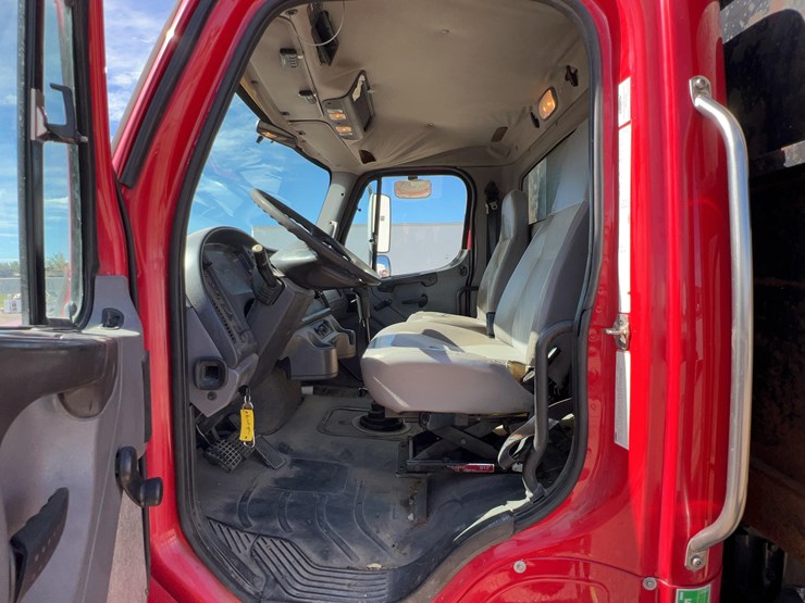 2007-freightliner-m2-business-class-image-19