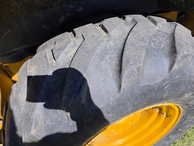 2010-deere-310j-image-46