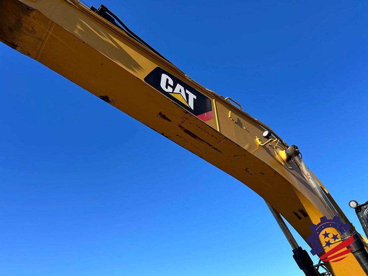 2018-caterpillar-320-image-15