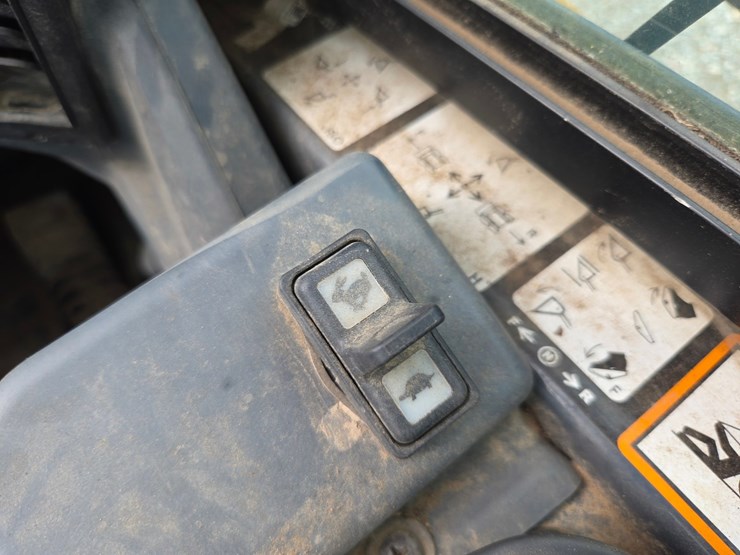 2020-deere-331g-image-40