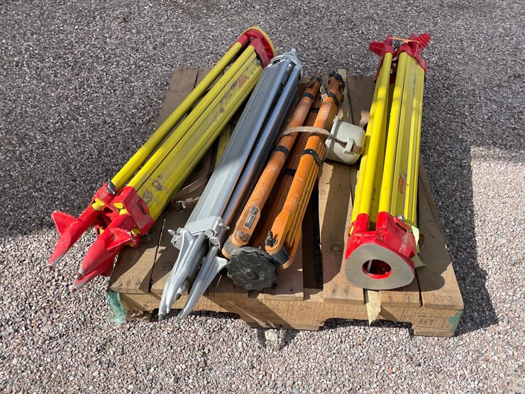 #4665-•-lot-of-surveying-tripods-image-4