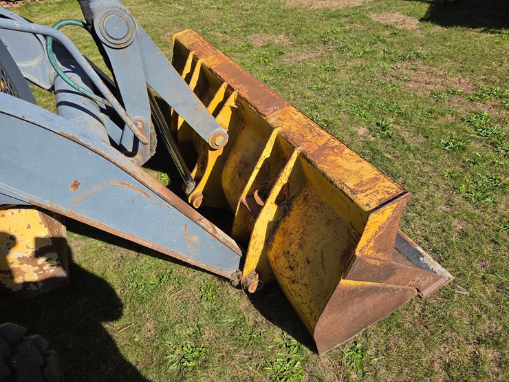 2010-deere-310j-image-11