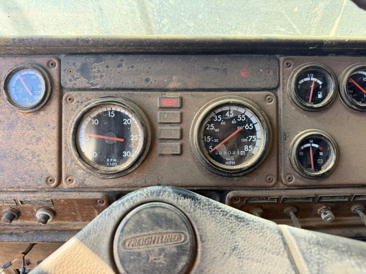 2003-freightliner-fld120-image-202