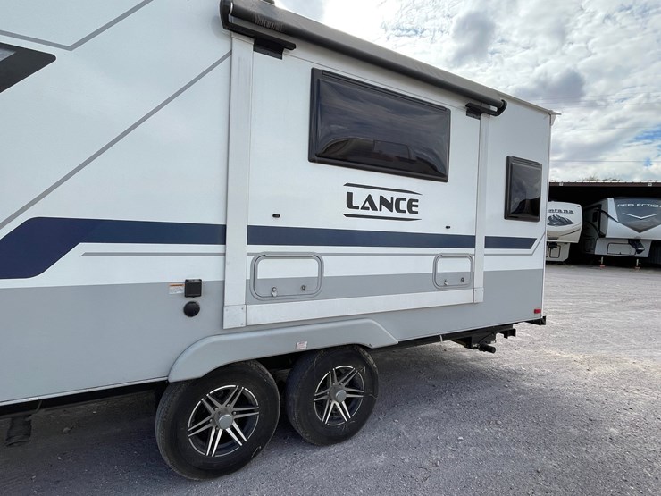 #2824-•-2022-lance-travel-trailer,-(has-new-mexico-title)-image-140