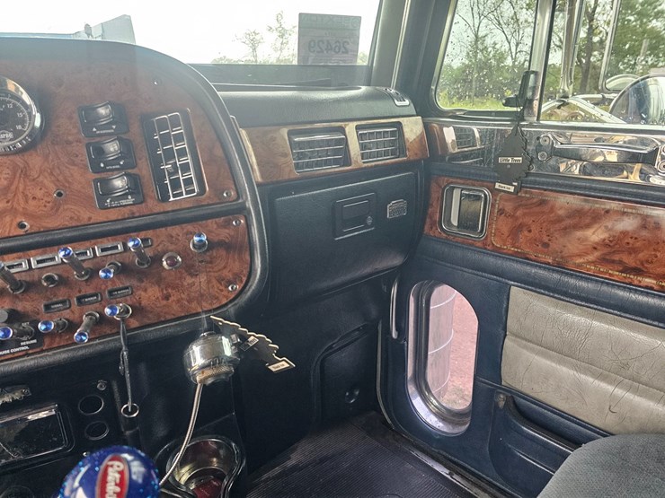 2001-peterbilt-379-image-52