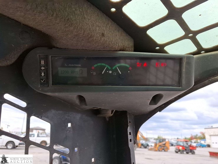 2012-deere-323d-image-11