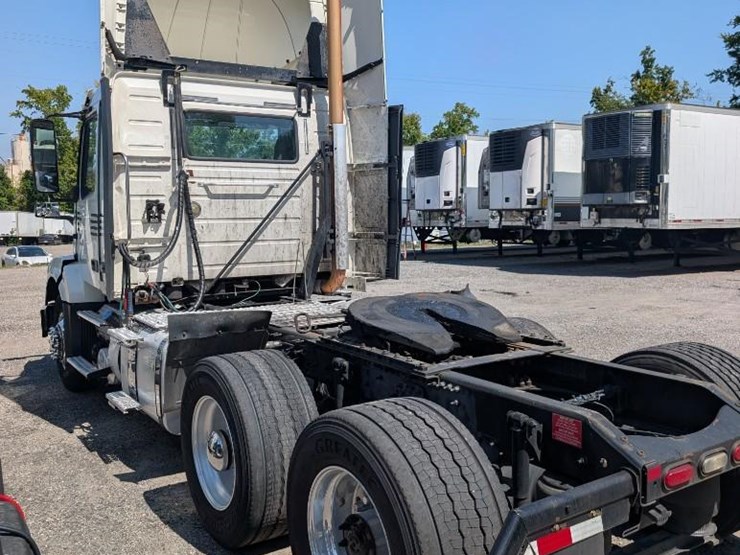 2017-volvo-vnl-t/a-day-cab,-volvo-engine-d13-425-h.p.,-odometer-reading-(miles)-823485,-volvo-i-image-12
