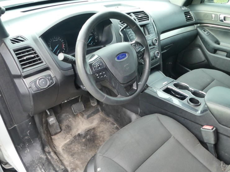 2017-ford-explorer-image-12