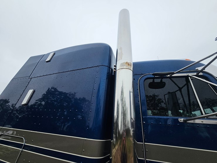 2001-peterbilt-379-image-97