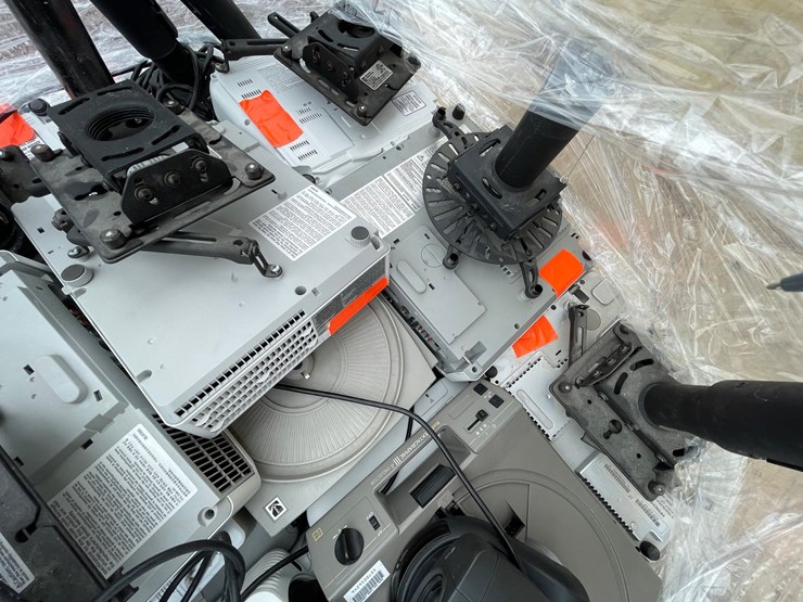 #4685-•-pallet-of-assorted-projectors-image-8