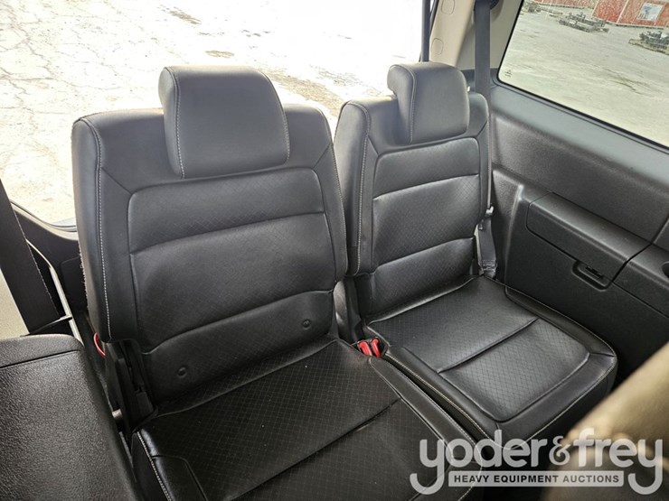 2010-ford-flex-image-38