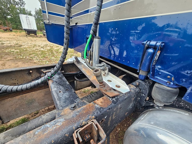 2001-peterbilt-379-image-93