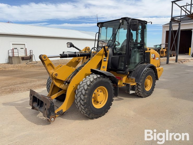 2017-caterpillar-906m-image-1