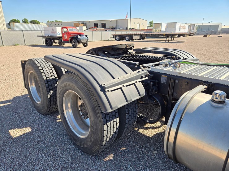2018-peterbilt-579-image-19
