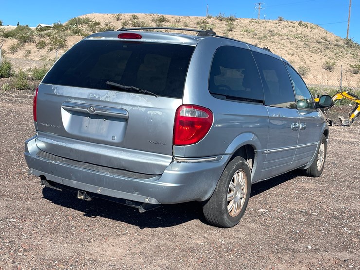 2005-chrysler-town-&-country-image-97