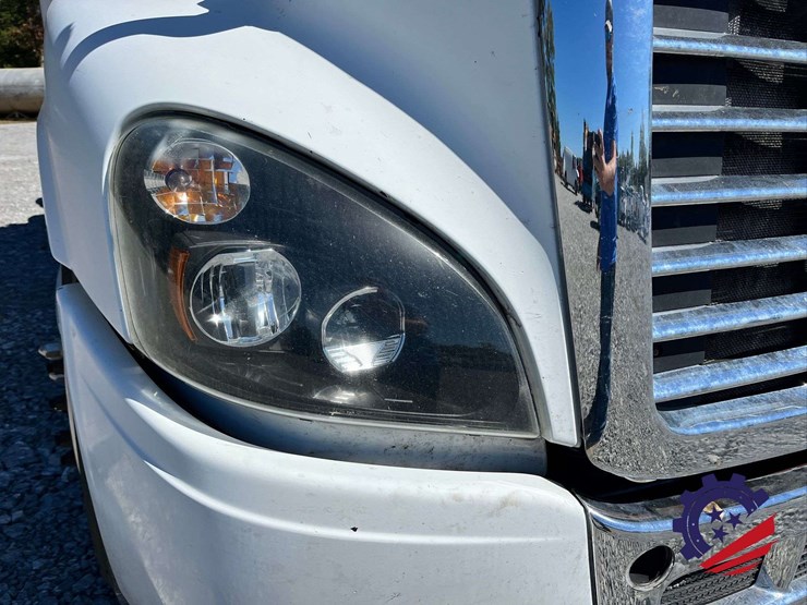 2018-freightliner-cascadia-t/a-truck-tractor-image-32
