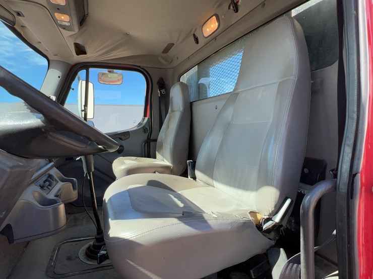 2007-freightliner-m2-business-class-image-20