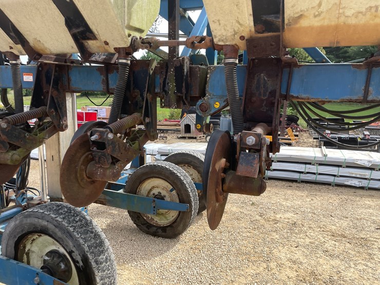 #1275-•-kinze-12'-corn-planter-image-25