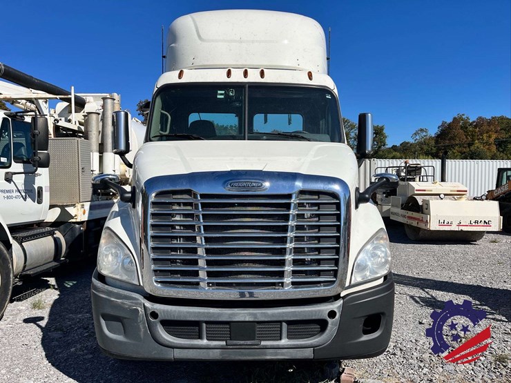 2017-freightliner-cascadia-t/a-truck-tractor-image-6