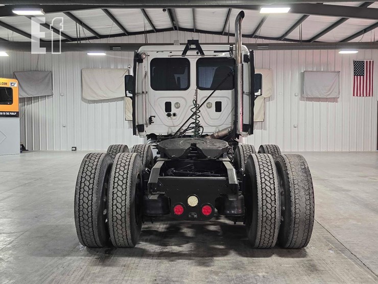 2013-freightliner-cascadia-125-image-8