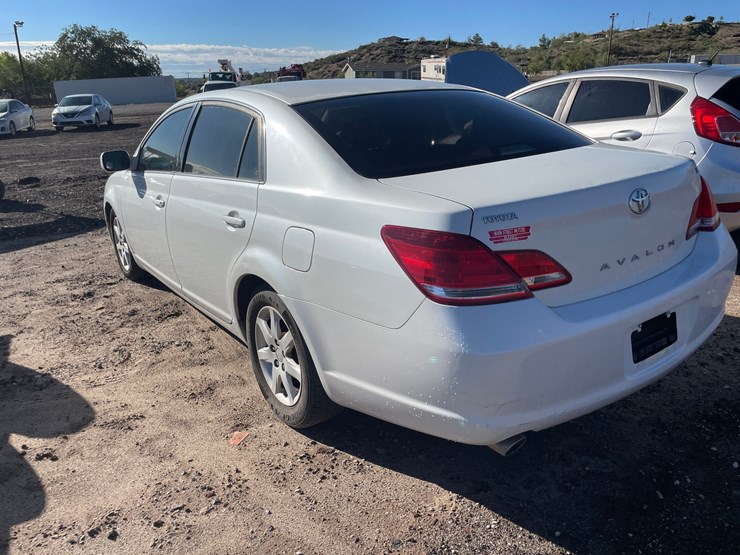 #2762-•-2005-toyota-avalon-(title-in-delay)-image-6