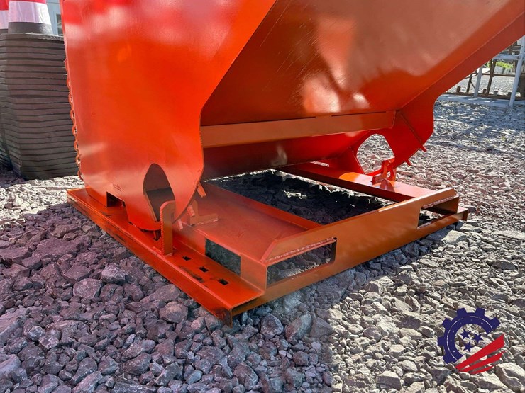 2.0-cy.-self-dumping-hopper-with-fork-pockets-image-6