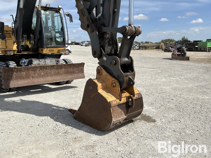 2011-deere-220dw-image-17