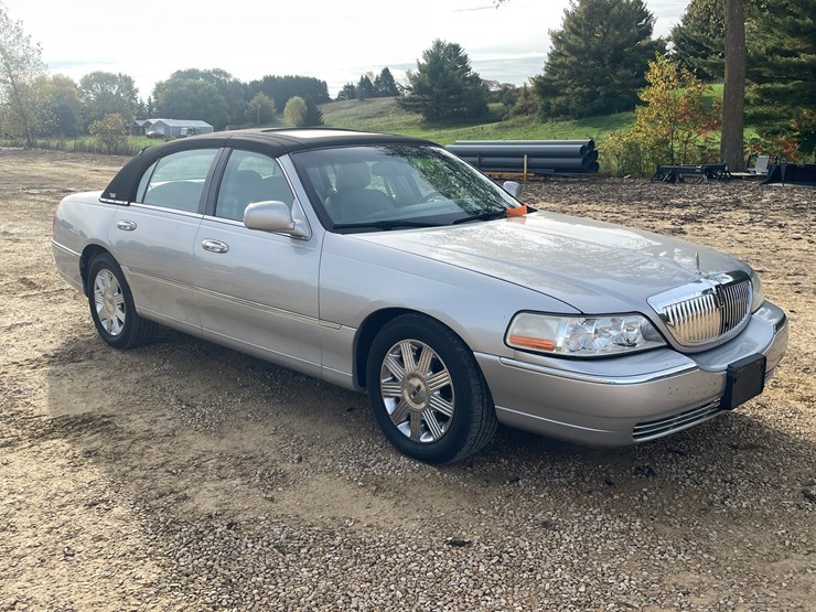 #201-•-2005-lincoln-town-car-(has-wi-title)-image-3