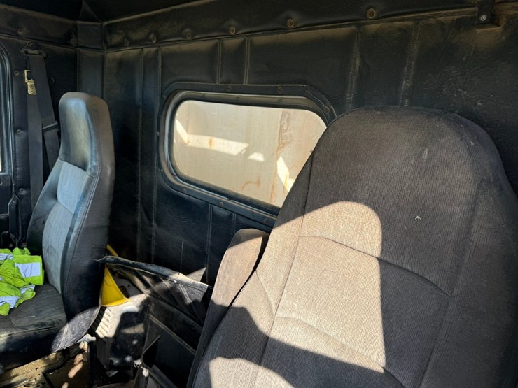 2003-freightliner-fld120-image-66