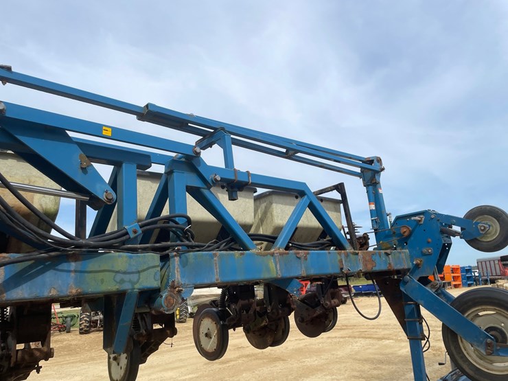#1275-•-kinze-12'-corn-planter-image-43