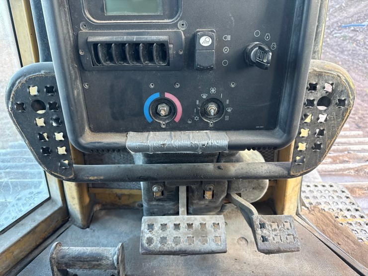 2005-caterpillar-d6n-lgp-image-52