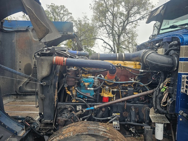 2001-peterbilt-379-image-27