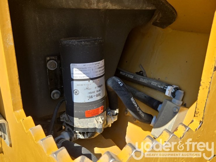 2021-caterpillar-cb34b-image-15