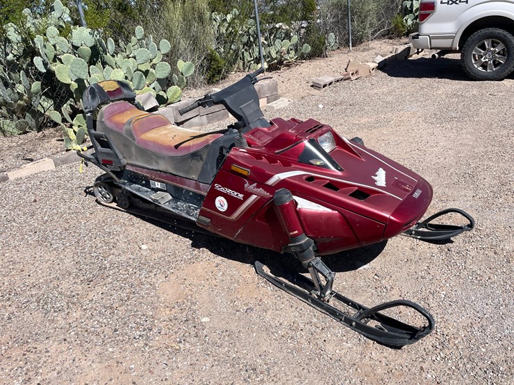 #2897-•-yamaha-venturo-snowmobile-image-4