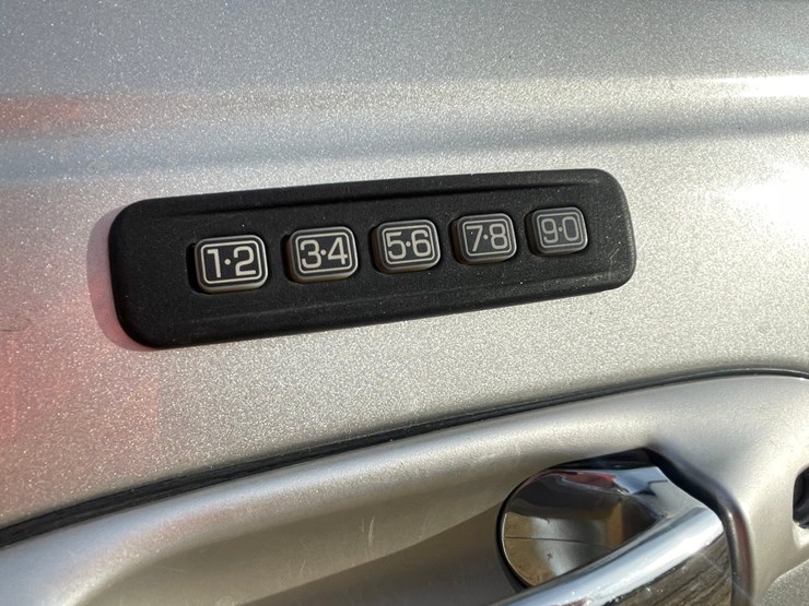 #201-•-2005-lincoln-town-car-(has-wi-title)-image-37