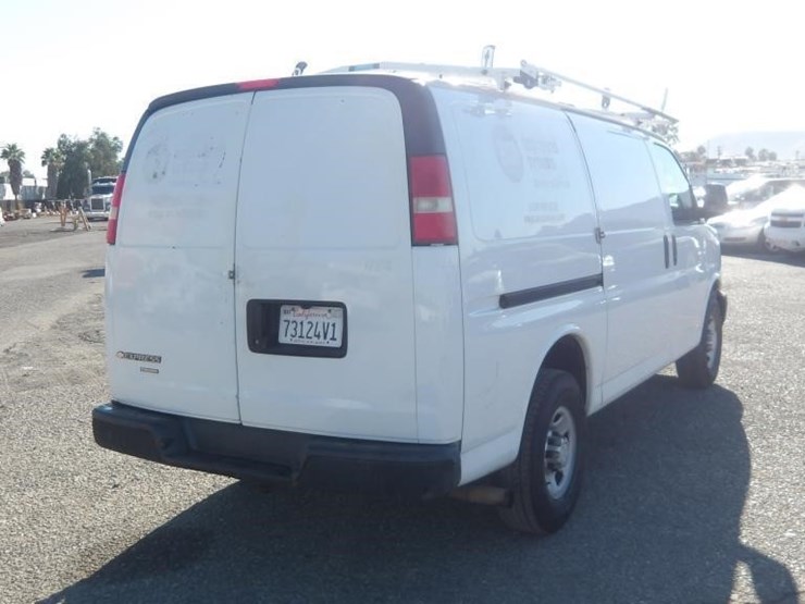 2015-utility-van-image-3