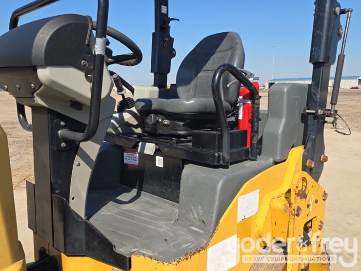 2018-caterpillar-cb34b-image-41