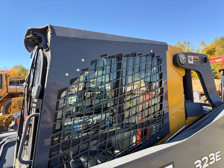 2018-deere-323e-image-16