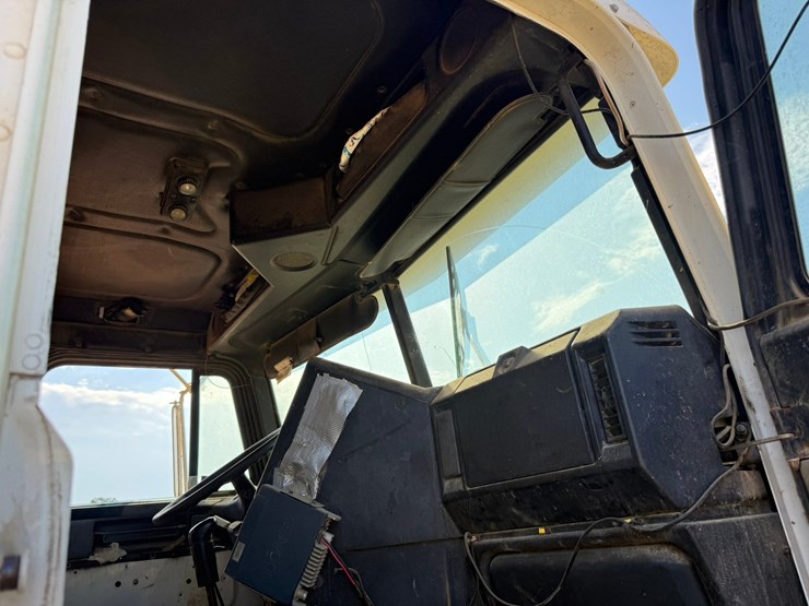 2003-freightliner-fld120-image-64