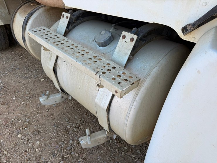 2003-freightliner-fld120-image-181