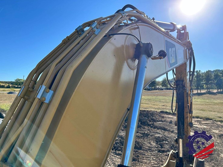 2018-caterpillar-320-image-67