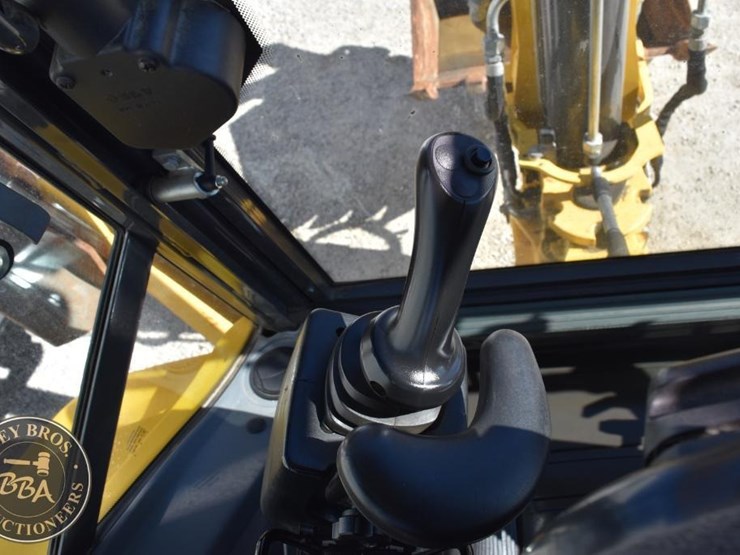 2013-new-holland-b110c-image-67